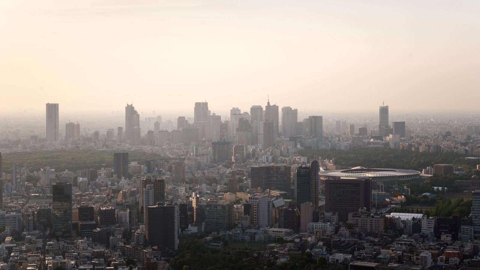 Jakarta Turun ke Peringkat 7 Kota dengan Udara Terburuk Dunia High Angle Beautiful City With Fog Edited Scaled